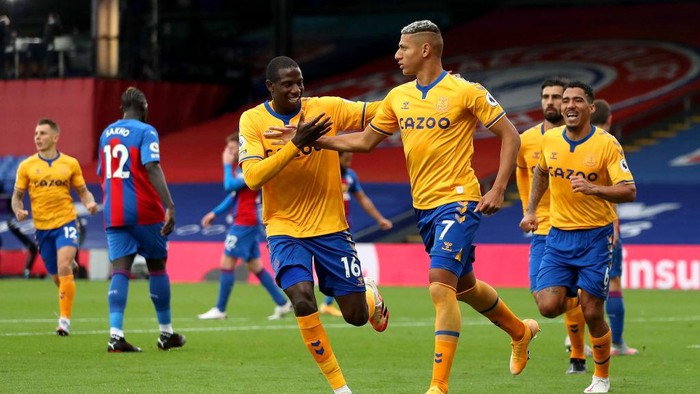 LONDON, ENGLAND - SEPTEMBER 26: Richarlison of Everton celebrates with teammate Abdoulaye Doucoure after scoring his sides second goal during the Premier League match between Crystal Palace and Everton at Selhurst Park on September 26, 2020 in London, England. Sporting stadiums around the UK remain under strict restrictions due to the Coronavirus Pandemic as Government social distancing laws prohibit fans inside venues resulting in games being played behind closed doors. (Photo by Bradley Collyer - Pool/Getty Images)