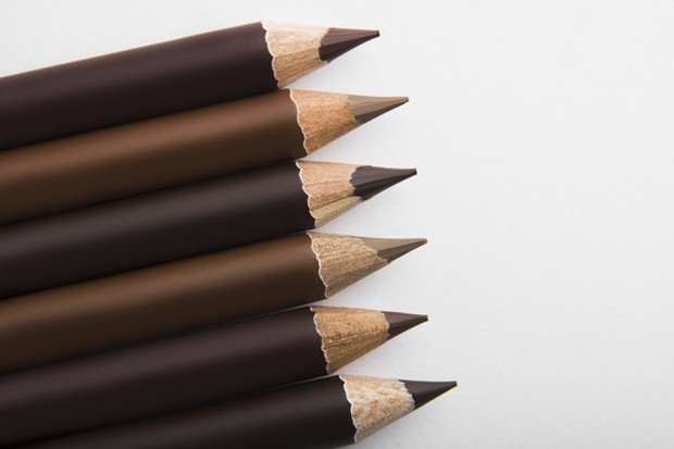 eyebrow/frepik.com Menggunakan pensil alis warna coklat juga bisa untuk aegyo sal