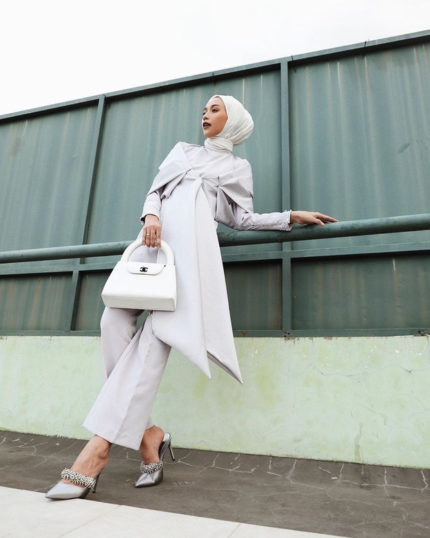 Foto: instagram.com/viratandia Atasan untuk kondangan ala hijabers.