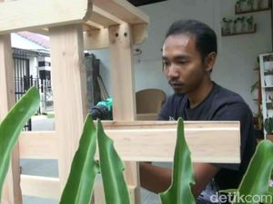 Pedagang Ini Menjadi Perajin Kayu Limbah di Masa Pandemi