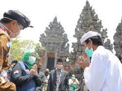 Ke Senduro,Gubernur Khofifah Serahkan Bantuan Alat Kesehatan