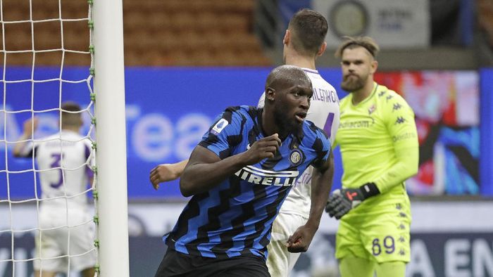 Inter Milan vs Fiorentina Inter Milans Romelu Lukaku celebrates scoring his sides third goal during the Serie A soccer match between Inter Milan and Fiorentina at the San Siro stadium in Milan, Italy, Saturday, Sept. 26, 2020. (AP Photo/Luca Bruno)