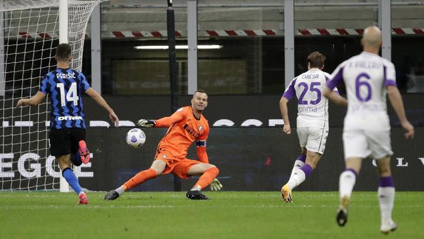 Fiorentina's Federico Chiesa, second from right, scores his team's third goal during the Serie A soccer match between Inter Milan and Fiorentina at the San Siro stadium in Milan, Italy, on Saturday, September 26 2020 (AP Photo / Luca Bruno).