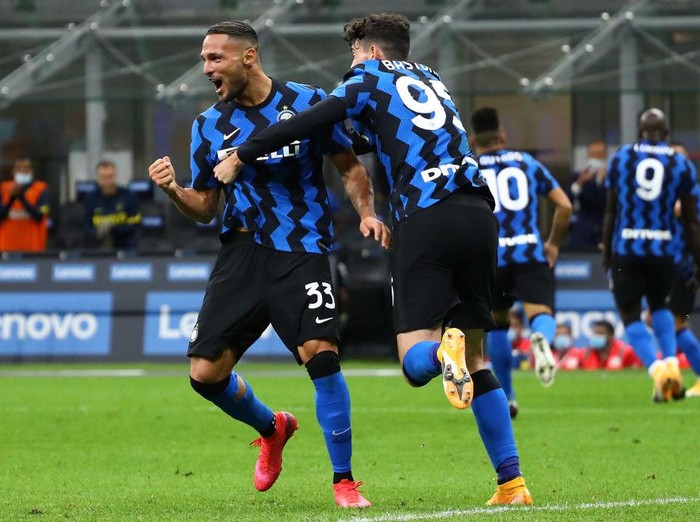 MILAN, ITALY - SEPTEMBER 26:  Danilo D Ambrosio (L) of FC Internazionale celebrates his goal with his team-mate Alessandro Bastoni (R) during the Serie A match between FC Internazionale and ACF Fiorentina at Stadio Giuseppe Meazza on September 26, 2020 in Milan, Italy.  (Photo by Marco Luzzani/Getty Images)