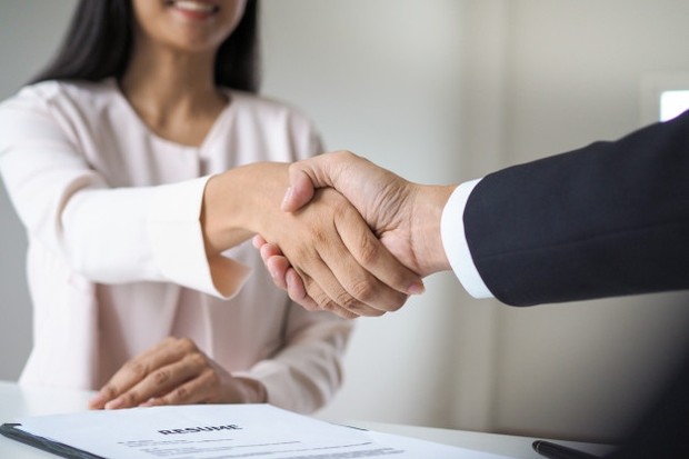 Kamu juga bisa menanyakan pada pihak perusahaan mengenai apa saja dokumen yang harus disiapkan dan seperti apa mekanisme wawancara akan dilakukan.