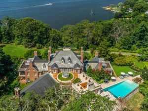 Intip Megahnya Istana Raja Seafood