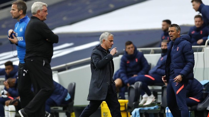 LONDON, ENGLAND - SEPTEMBER 27: Jose Mourinho, Manager of Tottenham Hotspur reacts after the penalty is given to Newcastle United during the Premier League match between Tottenham Hotspur and Newcastle United at Tottenham Hotspur Stadium on September 27, 2020 in London, England. Sporting stadiums around the UK remain under strict restrictions due to the Coronavirus Pandemic as Government social distancing laws prohibit fans inside venues resulting in games being played behind closed doors. (Photo by Andrew Boyers - Pool/Getty Images)