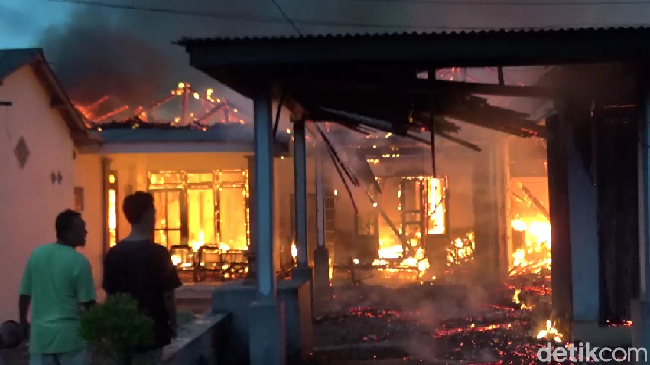 Dua Rumah, Bengkel, dan Toko HP di Lumajang Terbakar Gegara Korsleting Dua Rumah, Bengkel, dan Toko HP di Lumajang Terbakar Gegara Korsleting