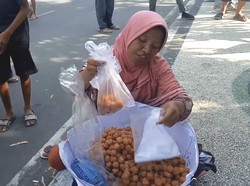 Keren! Ibu Penjual Kue Ini Jago Bahasa Inggris
