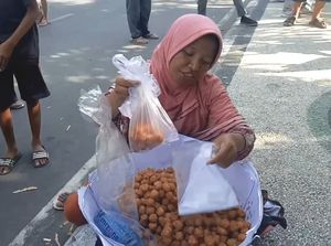 Keren! Ibu Penjual Kue Ini Jago Bahasa Inggris Keren! Ibu Penjual Kue Ini Jago Bahasa Inggris