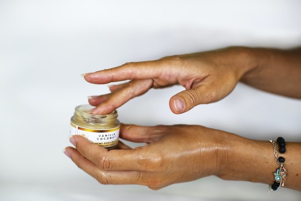 enggak bisa kita sangkal kalau minyak kelapa memiliki manfaat untuk mempercepat penyembuhan kulit kering akibat matahari