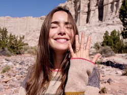 Aktris Lily Collins Dilamar dengan Cincin Unik Bermata Pink