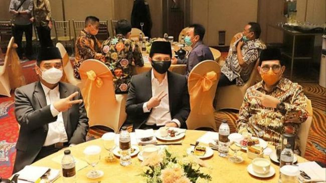 Emil Dardak Salam Dua Jari Dukung Machfud Arifin-Mujiaman Emil Dardak Salam Dua Jari Dukung Machfud Arifin-Mujiaman