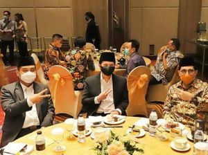 Emil Dardak Salam Dua Jari Dukung Machfud Arifin-Mujiaman