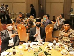 Emil Dardak Salam Dua Jari Dukung Machfud Arifin-Mujiaman