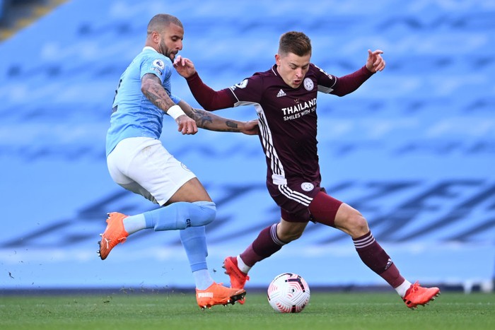 MANCHESTER, ENGLAND - SEPTEMBER 27: Harvey Barnes of Leicester City is challenged by Kyle Walker of Manchester City during the Premier League match between Manchester City and Leicester City at Etihad Stadium on September 27, 2020 in Manchester, England. Sporting stadiums around the UK remain under strict restrictions due to the Coronavirus Pandemic as Government social distancing laws prohibit fans inside venues resulting in games being played behind closed doors. (Photo by Laurence Griffiths/Getty Images)