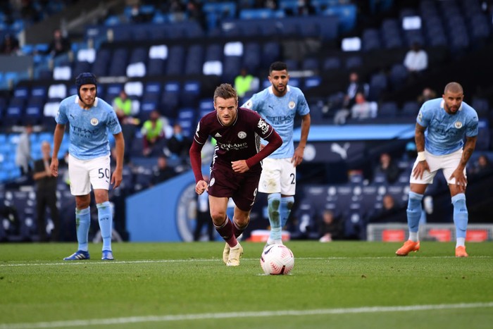 MANCHESTER, ENGLAND - SEPTEMBER 27: Jamie Vardy of Leicester City scores his sides first goal during the Premier League match between Manchester City and Leicester City at Etihad Stadium on September 27, 2020 in Manchester, England. Sporting stadiums around the UK remain under strict restrictions due to the Coronavirus Pandemic as Government social distancing laws prohibit fans inside venues resulting in games being played behind closed doors. (Photo by Laurence Griffiths/Getty Images)