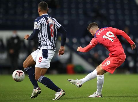 WEST BROMWICH, ENGLAND - SEPTEMBER 26: Mason Mount of Chelsea scores his sides first goal during the Premier League match between West Bromwich Albion and Chelsea at The Hawthorns on September 26, 2020 in West Bromwich, England. Sporting stadiums around the UK remain under strict restrictions due to the Coronavirus Pandemic as Government social distancing laws prohibit fans inside venues resulting in games being played behind closed doors. (Photo by Nick Potts - Pool/Getty Images)