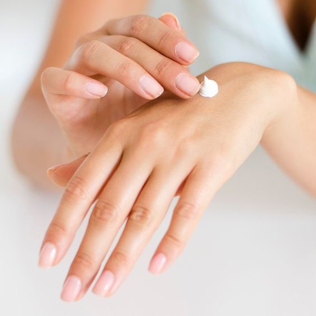 Memakai Pelembap/Foto:Pinterest.com Untuk mendapatkan kulit wajah yang lembap dan sehat, kamu wajib gunakan pelembap setiap hari.