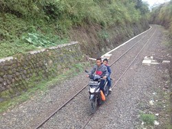 Cuma di Indonesia, Ada Sepeda Motor Jalan di Rel Kereta