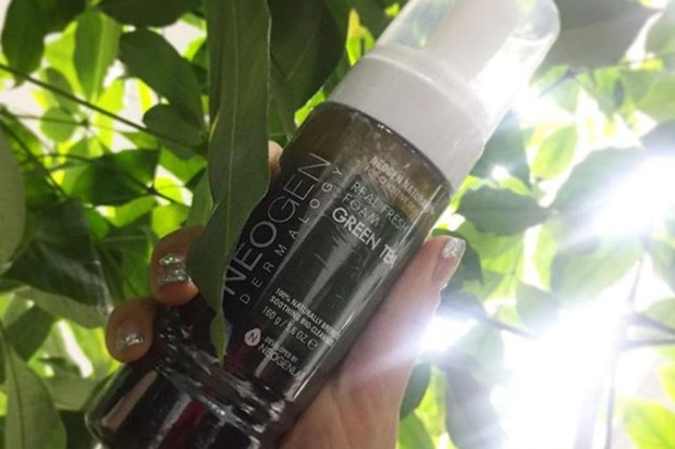 Neogen Real Fresh Foam Green Tea Cleanser merupakan pembersih wajah Korea yang cocok untuk kulit berminyak, kulit kombinasi, dan kulit berjerawat