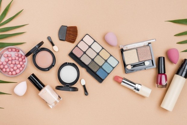 Jika kalian masuk ke dalam kelompok orang-orang yang memiliki mata sensitif, pilihlah produk-produk kecantikan yang sesuai kebutuhan kamu.