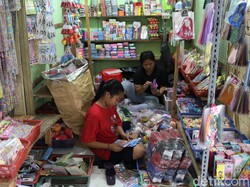 Cerita Pedagang: Artis hingga Menteri Belanja Mainan di Pasar Gembrong
