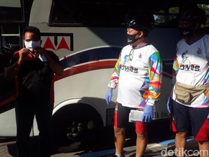 Sambil Edukasi Gowes yang Baik, BPTD XI Jatim Bagikan 1.000 Masker