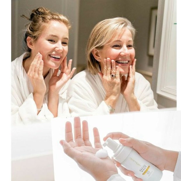 Pemijatan Wajah/Foto:Pinterest.com Pemijatan wajah juga bagian dari tips dapatkan kulit wajah yang sehat dan lembap. Lakukan saat mengoleskan pelembap di pagi dan malam hari.