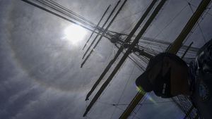Penampakan Fenomena Halo Matahari di Langit Jawa Timur