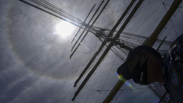 Penampakan Fenomena Halo Matahari di Langit Jawa Timur