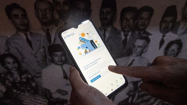 Warga mencari informasi tentang pendaftaran program Kartu Prakerja gelombang ke-10 di Jakarta, Sabtu (26/9/2020). Pemerintah resmi membuka pendaftaran untuk gelombang ke-10 program Kartu Prakerja yang dapat diakses di laman prakerja.go.id. ANTARA FOTO/Sigid Kurniawan/wsj.