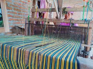 Perajin Lurik Tenun Oglek di Klaten Mulai Menggeliat di Tengah Pandemi Perajin Lurik Tenun Oglek di Klaten Mulai Menggeliat di Tengah Pandemi