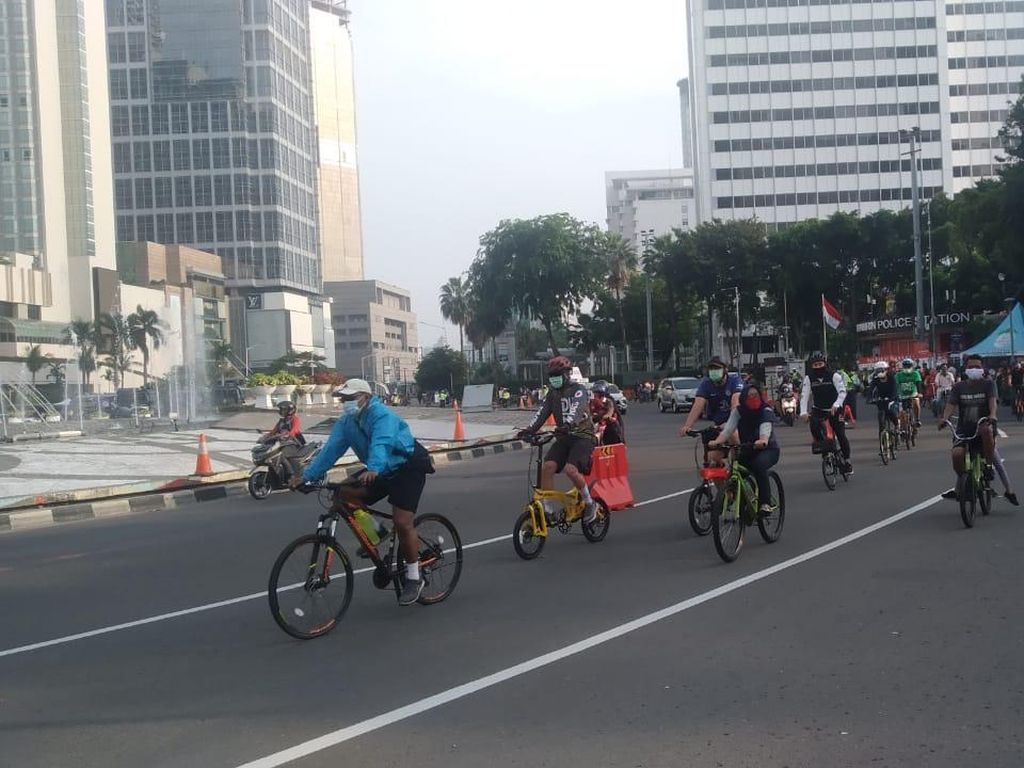 PSBB DKI Diperpanjang, Kawasan Bundaran HI Diramaikan Pesepeda Pagi Ini PSBB DKI Diperpanjang, Kawasan Bundaran HI Diramaikan Pesepeda Pagi Ini