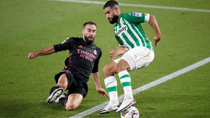SEVILLE, SPAIN - SEPTEMBER 26: Nabil Fekir of Real Betis is challenged by Daniel Carvajal of Real Madrid during the La Liga Santader match between Real Betis and Real Madrid at Estadio Benito Villamarin on September 26, 2020 in Seville, Spain. Sporting stadiums in Spain remain under strict restrictions due to the Coronavirus Pandemic as Government social distancing laws prohibit fans inside venues resulting in games being played behind closed doors. (Photo by Fran Santiago/Getty Images)
