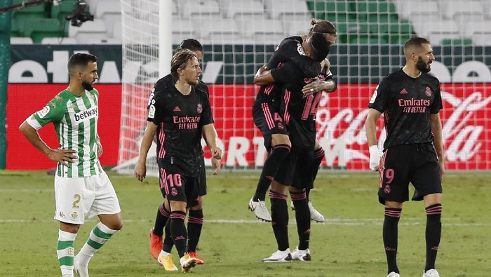 Real Madrids Sergio Ramos, center, celebrates with teammates after scoring his sides third goal during the Spanish La Liga soccer match between Betis and Real Madrid at the at the Benito Villamarin stadium in Seville, Spain, Saturday, Sept. 26, 2020. (AP Photo/Angel Fernandez)
