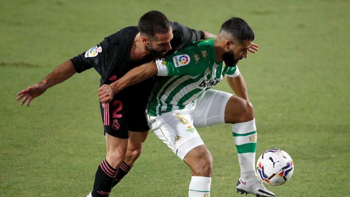 Real Madrid, Real Betis, SEVILLE, SPAIN - SEPTEMBER 26: Daniel Carvajal of Real Madrid battles for possession with Nabil Fekir of Real Betis during the La Liga Santader match between Real Betis and Real Madrid at Estadio Benito Villamarin on September 26, 2020 in Seville, Spain. Sporting stadiums in Spain remain under strict restrictions due to the Coronavirus Pandemic as Government social distancing laws prohibit fans inside venues resulting in games being played behind closed doors. (Photo by Fran Santiago/Getty Images)