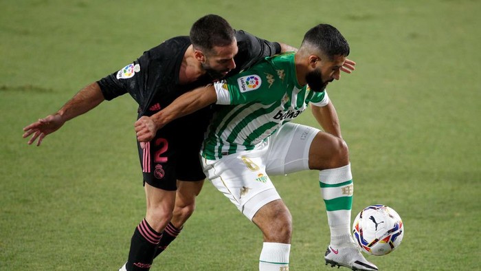 SEVILLE, SPAIN - SEPTEMBER 26: Daniel Carvajal of Real Madrid battles for possession with Nabil Fekir of Real Betis during the La Liga Santader match between Real Betis and Real Madrid at Estadio Benito Villamarin on September 26, 2020 in Seville, Spain. Sporting stadiums in Spain remain under strict restrictions due to the Coronavirus Pandemic as Government social distancing laws prohibit fans inside venues resulting in games being played behind closed doors. (Photo by Fran Santiago/Getty Images)