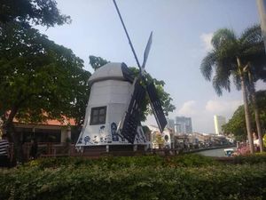 Foto: Taman Cantik di Tepian Sungai Melaka