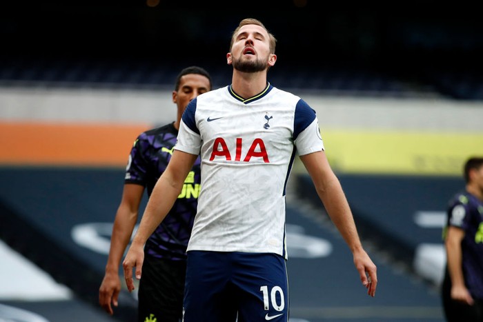 LONDON, ENGLAND - SEPTEMBER 27: Harry Kane of Tottenham Hotspur battles for possession with Javi Manquillo of Newcastle United during the Premier League match between Tottenham Hotspur and Newcastle United at Tottenham Hotspur Stadium on September 27, 2020 in London, England. Sporting stadiums around the UK remain under strict restrictions due to the Coronavirus Pandemic as Government social distancing laws prohibit fans inside venues resulting in games being played behind closed doors. (Photo by Andrew Boyers - Pool/Getty Images)