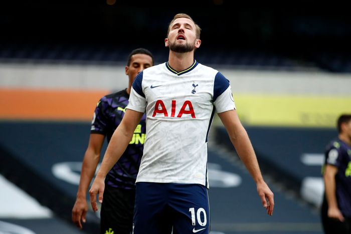 Tottenham Hotspur vs Newcastle LONDON, ENGLAND - SEPTEMBER 27: Harry Kane of Tottenham Hotspur battles for possession with Javi Manquillo of Newcastle United during the Premier League match between Tottenham Hotspur and Newcastle United at Tottenham Hotspur Stadium on September 27, 2020 in London, England. Sporting stadiums around the UK remain under strict restrictions due to the Coronavirus Pandemic as Government social distancing laws prohibit fans inside venues resulting in games being played behind closed doors. (Photo by Andrew Boyers - Pool/Getty Images)