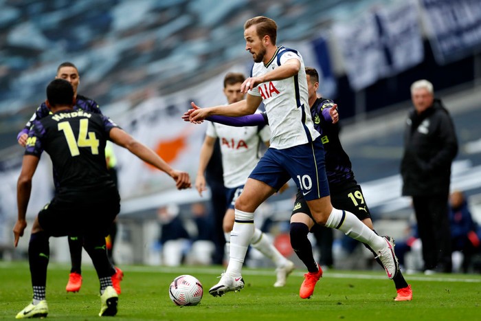 LONDON, ENGLAND - SEPTEMBER 27: Harry Kane of Tottenham Hotspur battles for possession with Javi Manquillo of Newcastle United during the Premier League match between Tottenham Hotspur and Newcastle United at Tottenham Hotspur Stadium on September 27, 2020 in London, England. Sporting stadiums around the UK remain under strict restrictions due to the Coronavirus Pandemic as Government social distancing laws prohibit fans inside venues resulting in games being played behind closed doors. (Photo by Andrew Boyers - Pool/Getty Images)