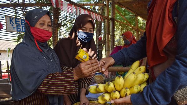 Unik! Di Pasar Ini Transaksi Pembayarannya Pakai Bambu