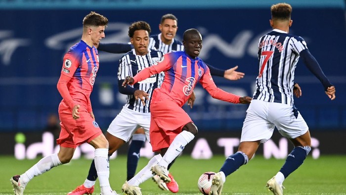 WEST BROMWICH, ENGLAND - SEPTEMBER 26: NGolo Kante of Chelsea battles for possession with Callum Robinson of West Bromwich Albion during the Premier League match between West Bromwich Albion and Chelsea at The Hawthorns on September 26, 2020 in West Bromwich, England. Sporting stadiums around the UK remain under strict restrictions due to the Coronavirus Pandemic as Government social distancing laws prohibit fans inside venues resulting in games being played behind closed doors. (Photo by Laurence Griffiths/Getty Images)