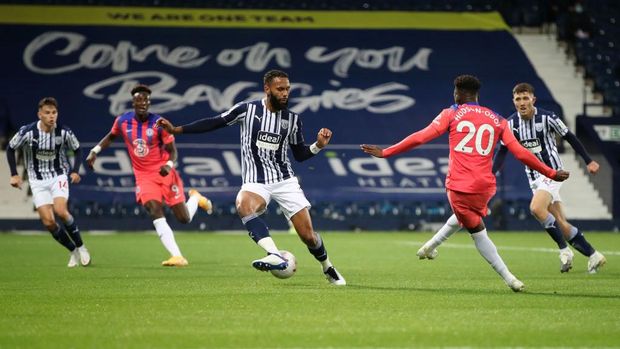 WEST BROMWICH, ENGLAND - SEPTEMBER 26: Callum Hudson-Odoi of Chelsea scores his sides second goal during the Premier League match between West Bromwich Albion and Chelsea at The Hawthorns on September 26, 2020 in West Bromwich, England. Sporting stadiums around the UK remain under strict restrictions due to the Coronavirus Pandemic as Government social distancing laws prohibit fans inside venues resulting in games being played behind closed doors. (Photo by Nick Potts - Pool/Getty Images)