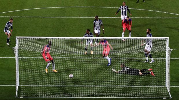 WEST BROMWICH, ENGLAND - SEPTEMBER 26: Tammy Abraham of Chelsea scores his team's third goal during the Premier League match between West Bromwich Albion and Chelsea at The Hawthorns on September 26, 2020 in West Bromwich, England. Sporting stadiums around the UK remain under strict restrictions due to the Coronavirus Pandemic as Government social distancing laws prohibit fans inside venues resulting in games being played behind closed doors. (Photo by Nick Potts - Pool/Getty Images)