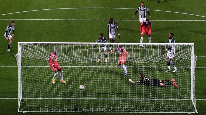 West Bromwich Albion vs Chelsea WEST BROMWICH, ENGLAND - SEPTEMBER 26: Tammy Abraham of Chelsea scores his teams third goal during the Premier League match between West Bromwich Albion and Chelsea at The Hawthorns on September 26, 2020 in West Bromwich, England. Sporting stadiums around the UK remain under strict restrictions due to the Coronavirus Pandemic as Government social distancing laws prohibit fans inside venues resulting in games being played behind closed doors. (Photo by Nick Potts - Pool/Getty Images)