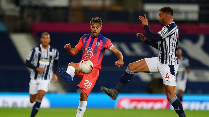 WEST BROMWICH, ENGLAND - SEPTEMBER 26: Cesar Azpilicueta of Chelsea battles for possession with Hal Robson-Kanu of West Bromwich Albion during the Premier League match between West Bromwich Albion and Chelsea at The Hawthorns on September 26, 2020 in West Bromwich, England. Sporting stadiums around the UK remain under strict restrictions due to the Coronavirus Pandemic as Government social distancing laws prohibit fans inside venues resulting in games being played behind closed doors. (Photo by Catherine Ivill/Getty Images)