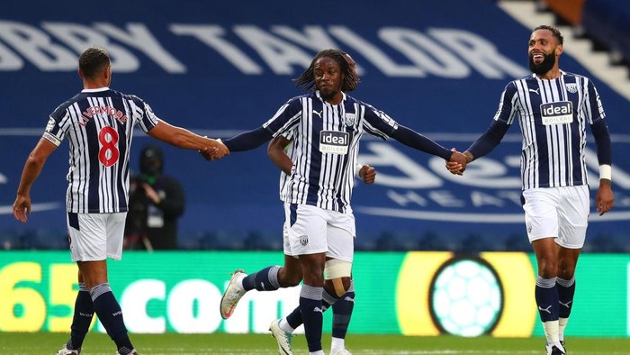 WEST BROMWICH, ENGLAND - SEPTEMBER 26: Kyle Bartley of West Bromwich Albion celebrates with teammates after scoring his sides third goal during the Premier League match between West Bromwich Albion and Chelsea at The Hawthorns on September 26, 2020 in West Bromwich, England. Sporting stadiums around the UK remain under strict restrictions due to the Coronavirus Pandemic as Government social distancing laws prohibit fans inside venues resulting in games being played behind closed doors. (Photo by Catherine Ivill/Getty Images)