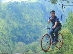 Berlatarkan Hutan Pinus, Wisata Instagramable di Magetan Ini Indah Banget